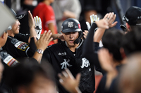 [포토]동점 홈런의 기쁨을 나누는 KT 황재균