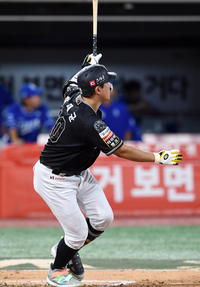 [포토]KT 황재균, 삼성 임창민 상대 시즌 13호 홈런