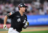 [포토]동점 홈런 넘긴 KT 황재균