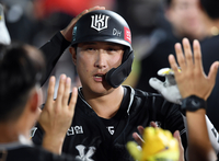 [포토]KT 황재균, 동점 솔로포로 시즌 13호 홈런