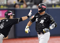 [포토]솔로 홈런으로 동점 만드는 KT 황재균