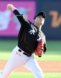 [포토]삼성전 선발 등판한 KT 조이현