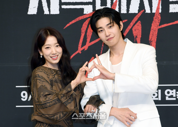 [포토]박신혜-김재영, 함께 하트!
