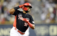 [포토] 소크라테스, 4회 더위 식히는 시원한 솔로포