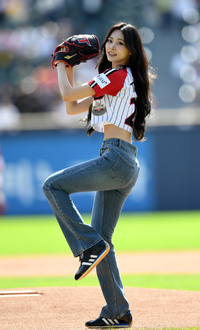 [포토] 시구하는 쯔위, 잠실에 뜬 승리 여신