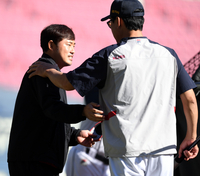 [포토] 김한수 코치와 인사하는 이지영