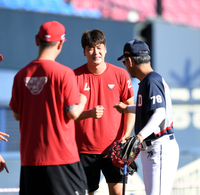 [포토] 세리자와 코치와 인사하는 김광현