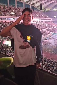 “100번째 공연 축하” BTS 뷔, 아이유 콘서트장서 경례…제이홉도 직관