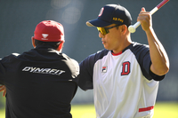 [포토] 이승엽 감독, 이지영과 과격한 인사