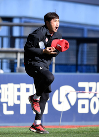 [포토] 이지영 ‘갑자기 던지면 어떻해요?’