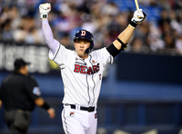 [포토] 양석환, 7회 추격의지 꺾는 솔로포