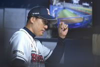 [포토] 사인 보내는 이승엽 감독