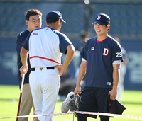 [포토] 이병헌과 이야기 나누는 이승엽 감독