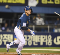 [포토] 서호철, 2회 동점 만드는 3루타