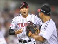 [포토] 정우영 ‘호수비에 아웃카운트 착각했어’