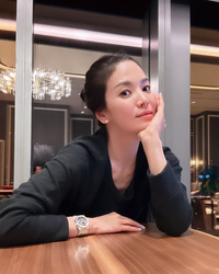 송혜교, 턱받침만 했을 뿐인데…세월을 피해가는 미모 [★SNS]