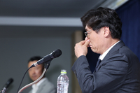 “내 명예가…” 총대 메온 이임생 기술이사,  결국 눈물 흘리며 사퇴 선언(종합)