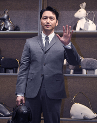 [포토] 변요한 ‘카리스마 표정으로 손인사’