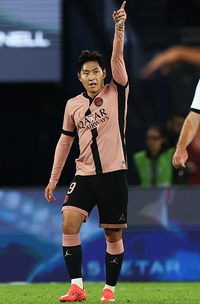 “다재다능” 엔리케 감독, ‘가짜 9번’ 완벽 소화한 이강인 극찬…프랑스 언론도 반했다 “선발 강력한 경쟁자 급부상”