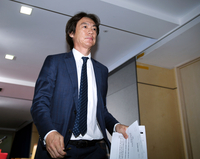 [포토] 기자회견장 나서는 홍명보 감독