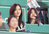 [포토]은퇴 앞둔 추신수의 출전 기다리는 아내와 딸