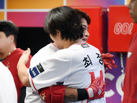 [포토]은퇴 선언 추신수, 마지막 타석 후 최정과!