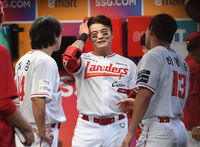 [포토]최정-하재훈과 이야기를 나누는 추신수