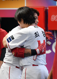 [포토]마지막 타석 추신수, 최정과 뜨거운 포옹