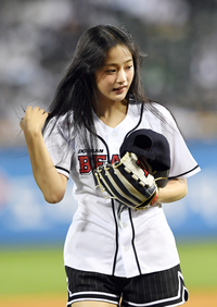 [포토]시구 끝낸 뉴진스 민지, 머리 넘기며!