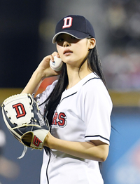 [포토]머리 넘기며 시구 준비하는 뉴진스 민지