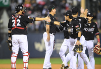 [포토]두산 잡은 KT, 2차전 간다!