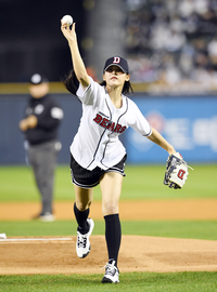 [포토]힘차게 시구하는 뉴진스 민지