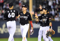 [포토]와일드카드 결정전 2차전 기회 얻은 KT