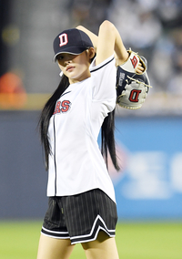 [포토]시구하는 뉴진스 민지, 매력 뽐내며!