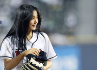 [포토]시구 끝낸 뉴진스 민지