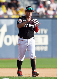 [포토]땅볼 처리에 박수 치는 KT 황재균