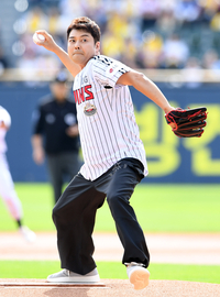 [포토]힘차게 시구하는 전현무