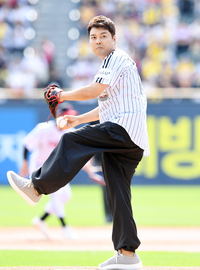 [포토]전현무, 준플레이오프 1차전 시구