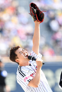 [포토]전현무, ‘LG 파이팅!’