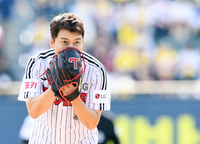 [포토]전현무의 시구, 진지하게!