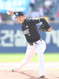 ‘하루 쉬고 선발→4이닝 1실점 역투’ 고영표, 데일리 MVP…선제 투런 문상철 ‘오늘의 빵’ [준PO1]