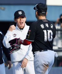 [포토]황재균과 하이파이브 나누는 KT 이강철 감독