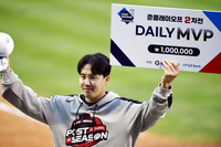 [포토] 임찬규, 준PO 2차전 데일리 MVP 차지