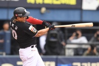 [포토]임찬규 상대 선제 적시타 치는 KT 황재균