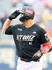 [포토]선제 적시타 신고하는 KT 황재균