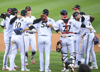 [포토] LG, 준PO 2차전은 승리