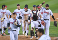 [포토] 2차전 접수한 LG ‘승부는 원점이다’