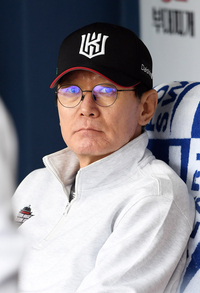 [포토]준플레이오프 2차전 치르는 KT 이강철 감독