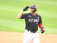 [포토] 황재균, 2회 선취점 뽑는 적시타