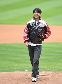 [포토] 이승기 ‘환한 표정으로 시구’